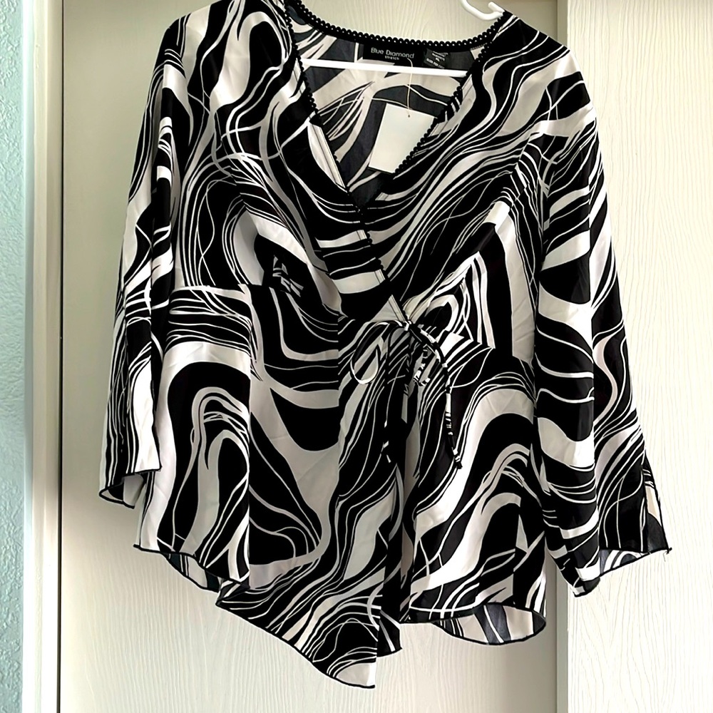 New with tags vintage blue diamond stretch top XL women’s mod print black /white